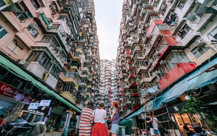 Giá nhà đất leo thang, người Hong Kong tính mua 'nhà ma'